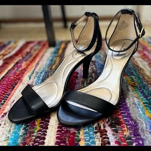 Bandolino 2” black straps heels/sandals